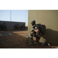 Un groupe de combat du 92e régiment d'infanterie (RI) progresse sur le camp d'Al Hamra, aux Emirats arabes unis.