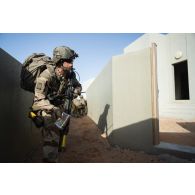 Un chef de groupe du 92e régiment d'infanterie (RI) progresse sur le camp d'Al Hamra, aux Emirats arabes unis.