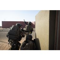 Un groupe de combat du 92e régiment d'infanterie (RI) progresse sur le camp d'Al Hamra, aux Emirats arabes unis.