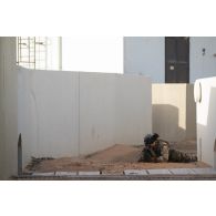 Un soldat du 92e régiment d'infanterie (RI) sécurise le périmètre au moyen de sa mitraileuse FN Minimi pour une progression sur le camp d'Al Hamra, aux Emirats arabes unis.
