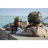 Des chefs de groupe du 92e régiment d'infanterie (RI) se coordonnent pour une progression sur le camp d'Al Hamra, aux Emirats arabes unis.