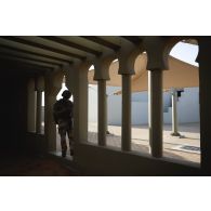 Un soldat du 92e régiment d'infanterie (RI) fait le point d'une progression sur le camp d'Al Hamra, aux Emirats arabes unis.