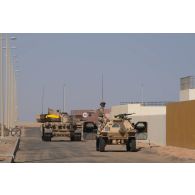 Un char de combat AMX-Leclerc et un véhicule blindé léger (VBL) du 5e régiment de cuirassiers (RC) progressent sur le camp d'Al Hamra, aux Emirats arabes unis.