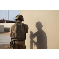 Un soldat du 92e régiment d'infanterie (RI) arme un lance-roquettes anti-tank 4 confined space (AT4 CS) sur le camp d'Al Hamra, aux Emirats arabes unis.