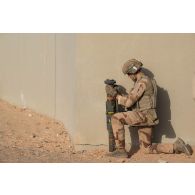 Un soldat du 92e régiment d'infanterie (RI) arme un lance-roquettes anti-tank 4 confined space (AT4 CS) sur le camp d'Al Hamra, aux Emirats arabes unis.