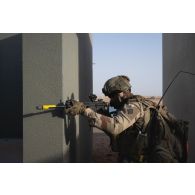 Un soldat du 92e régiment d'infanterie (RI) progresse sur le camp d'Al Hamra, aux Emirats arabes unis.