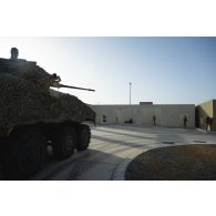 Un groupe de combat du 92e régiment d'infanterie (RI) progresse sous l'appui d'un véhicule blindé de combat d'infanterie (VBCI) sur le camp d'Al Hamra, aux Emirats arabes unis.