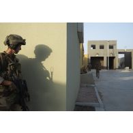 Un soldat du 92e régiment d'infanterie (RI) couvre la progression de son unité au moyen de sa mitrailleuse FN Minimi sur le camp d'Al Hamra, aux Emirats arabes unis.