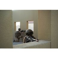 Un groupe de combat du 92e régiment d'infanterie (RI) progresse sur le camp d'Al Hamra, aux Emirats arabes unis.