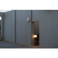 Un soldat du 92e régiment d'infanterie (RI) tire avec sa mitrailleuse FN Minimi sur les positions adverses sur le camp d'Al Hamra, aux Emirats arabes unis.