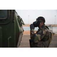 Un soldat du 2e régiment de dragons (RD) ajuste son appareil normal de protection à visière panoramique (ANPVP) pour une progression en milieu contaminé sur le camp d'Al Hamra, aux Emirats arabes unis.