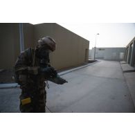 Un soldat du 2e régiment de dragons (RD) configure son détecteur portatif de contrôle de la contamination - 4 canaux (AP4C) pour une progression en milieu contaminé sur le camp d'Al Hamra, aux Emirats arabes unis.