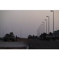 Un char de combat AMX-Leclerc du 5e régiment de cuirassiers (RC) progresse aux côtés de véhicules blindés du 92e régiment d'infanterie (RI) et du 2e régiment de dragons (RD) sur le camp d'Al Hamra, aux Emirats arabes unis.
