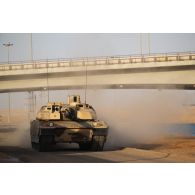Un char AMX-Leclerc du 5e régiment de cuirassiers (RC) progresse sur le camp d'Al Hamra, aux Emirats arabes unis.