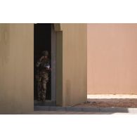 Un chef de section du 92e régiment d'infanterie (RI) coordonne la progression de son unité sur le camp d'Al Hamra, aux Emirats arabes unis.