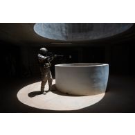 Un soldat émirien progresse dans un bâtiment du camp d'Al Hamra, aux Emirats arabes unis.