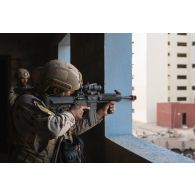 Des soldats émiriens progressent dans un bâtiment du camp d'Al Hamra, aux Emirats arabes unis.