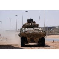 Des véhicules blindés de combat d'infanterie (VBCI) progressent sur le camp d'Al Hamra, aux Emirats arabes unis.