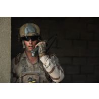 Un chef de groupe du 92e régiment d'infanterie (RI) communique par radio pour une progression dans un bâtiment d'Al Hamra, aux Emirats arabes unis.