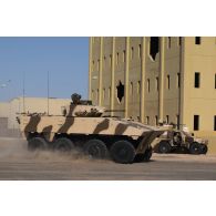 Un véhicule blindé de combat d'infanterie (VBCI) progresse sur le camp d'Al Hamra, aux Emirats arabes unis.
