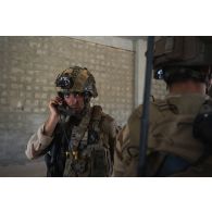 Un chef de section du 92e régiment d'infanterie (RI) coordonne la progression de son unité dans un bâtiment du camp d'Al Hamra, aux Emirats arabes unis.