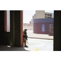 Un soldat émirien progresse dans un bâtiment du camp d'Al Hamra, aux Emirats arabes unis.