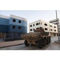 Un véhicule blindé de combat d'infantere (VBCI) sécurise un bâtiment tenu par des soldats émiriens sur le camp d'Al Hamra, aux Emirats arabes unis.