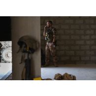 Un chef de groupe du 92e régiment d'infanterie (RI) communique par radio sur le camp d'Al Hamra, aux Emirats arabes unis.