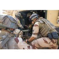 Des soldats du 92e régiment d'infanterie (RI) évacuent leur camarade simulant une blessure depuis un véhicule blindé de combat d'infanterie (VBCI) sur le camp d'Al Hamra, aux Emirats arabes unis.