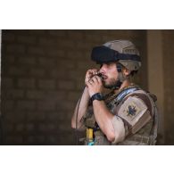 Un chef de groupe du 92e régiment d'infanterie (RI) communique par radio sur l'état des blessés à l'antenne médicale du camp d'Al Hamra, aux Emirats arabes unis.