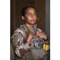 Portrait d'une auxilaire sanitaire à l'antenne médicale du camp d'Al Hamra, aux Emirats arabes unis.