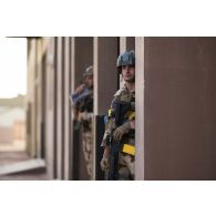 Un groupe de ocmbat du 92e régiment d'infanterie (RI) progresse sur le camp d'Al Hamra, aux Emirats arabes unis.