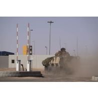 Un véhicule blindé de combat d'infanterie (VBCI) progresse sur le camp d'Al Hamra, aux Emirats arabes unis.