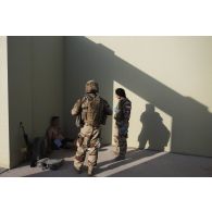 Des auxiliaires sanitaires prennent en charge un soldat simulant une blessure à l'antenne médical d'Al Hamra, aux Emirats arabes unis.