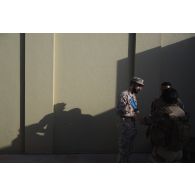 Le médecin des armées Cécile se coordonne avec son homologue émirien grâce à un interprète à l'antenne médicale du camp d'Al Hamra, aux Emirats arabes unis.