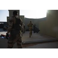Des auxiliaires sanitaires prennent en charge des soldats simulant une blessure à l'antenne médicale du camp d'Al Hamra, aux Emirats arabes unis.