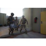 Des auxiliaires sanitaires évacuent un soldat simulant une blessure à l'antenne médicale du camp d'Al Hamra, aux Emirats arabes unis.