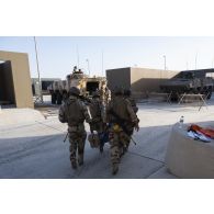 Des auxiliaires sanitaires évacuent un soldat simulant une blessure par véhicule blindé de combat d'infanterie (VBCI) à l'antenne médicale du camp d'Al Hamra, aux Emirats arabes unis.