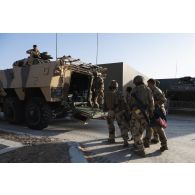 Des auxiliaires sanitaires évacuent un soldat simulant une blessure par véhicule blindé de combat d'infanterie (VBCI) à l'antenne médicale du camp d'Al Hamra, aux Emirats arabes unis.