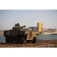 Un véhicule blindé de combat d'infanterie (VBCI) sécurise le périmètre sur le camp d'Al Hamra, aux Emirats arabes unis.