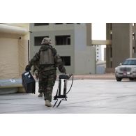 Un soldat du 2e régiment de dragons (RD) monte une chaîne de décontamination sur le camp d'Al Hamra, aux Emirats arabes unis.