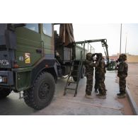 Des soldats du 2e régiment de dragons (RD) s'équipent pour manoeuvrer une chaîne de décontamination sur le camp d'Al Hamra, aux Emirats arabes unis.