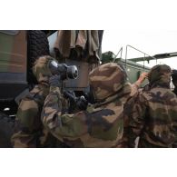 Des soldats du 2e régiment de dragons (RD) s'équipent pour manoeuvrer une chaîne de décontamination sur le camp d'Al Hamra, aux Emirats arabes unis.