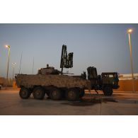 Des soldats du 2e régiment de dragons (RD) décontaminent un véhicule blindé de combat d'infanterie (VBCI) sur le camp d'Al Hamra, aux Emirats arabes unis.