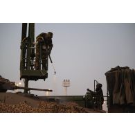Des soldats du 2e régiment de dragons (RD) décontaminent un véhicule blindé de combat d'infanterie (VBCI) sur le camp d'Al Hamra, aux Emirats arabes unis.