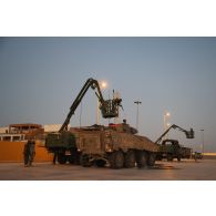 Des soldats du 2e régiment de dragons (RD) décontaminent un véhicule blindé de combat d'infanterie (VBCI) sur le camp d'Al Hamra, aux Emirats arabes unis.
