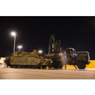 Des soldats du 2e régiment de dragons (RD) décontaminent un char de combat AMX-Leclerc du 5e régiment de dragons (RD) sur le camp d'Al Hamra, aux Emirats arabes unis.