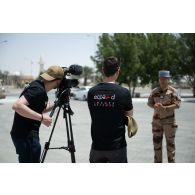 Le réalisateur Grégoire et l'opérateur vidéo Simon de l'ECPAD filment l'interview du colonel Yann de la Villéon du 5e régiment de cuirassiers (RC) à Zayed military city, aux Emirats arabes unis.