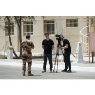 Le réalisateur Grégoire et l'opérateur vidéo Simon de l'ECPAD filment l'interview du colonel Yann de la Villéon du 5e régiment de cuirassiers (RC) à Zayed military city, aux Emirats arabes unis.
