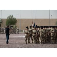 L'opérateur vidéo Simon de l'ECPAD filme le rassemblement des troupes françaiuses et émiriennes pour une cérémonie sur le place d'armes de Zayed military city, aux Emirats arabes unis.